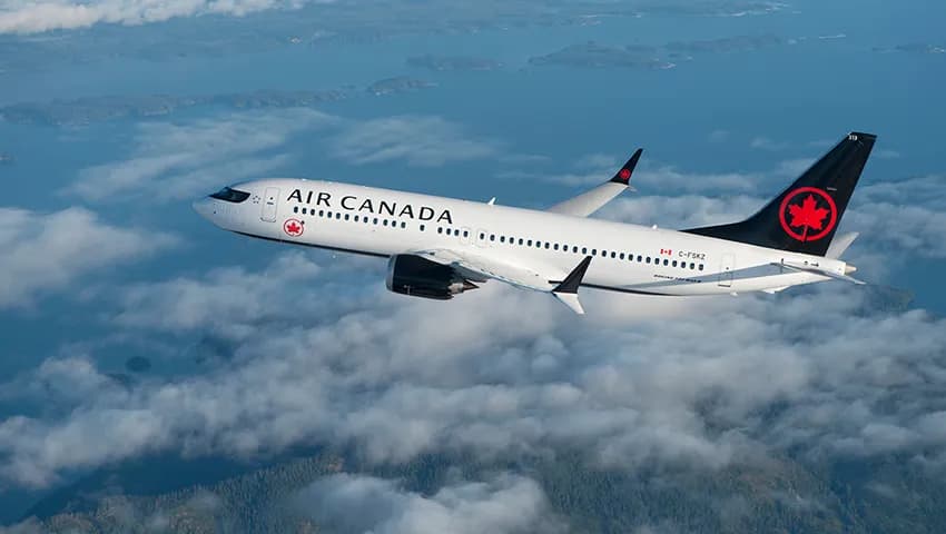 Avión de Air Canada en vuelo sobre un mar de nubes