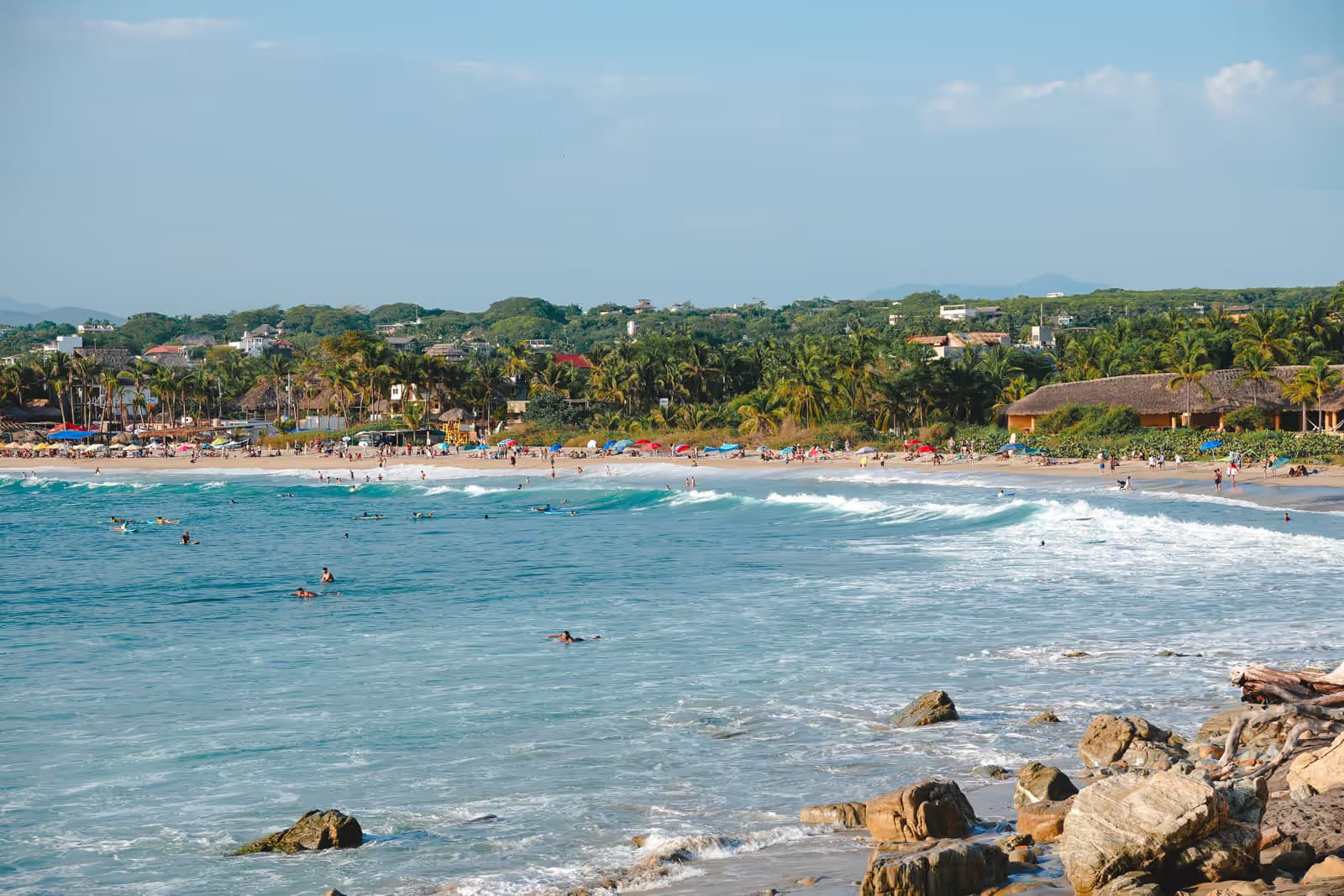 Vista panorámica de la bahía de Puerto Escondido con la playa y el pueblo al fondo