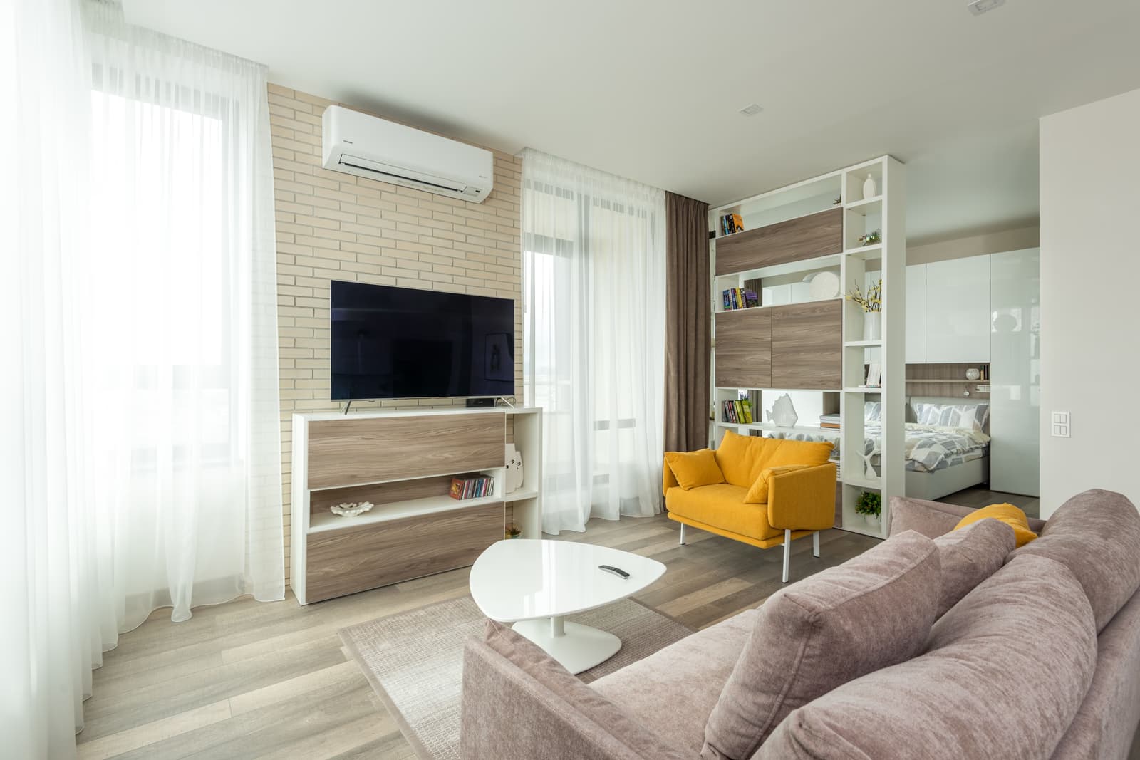 Interior de un estudio con la sala y la zona de dormir integradas